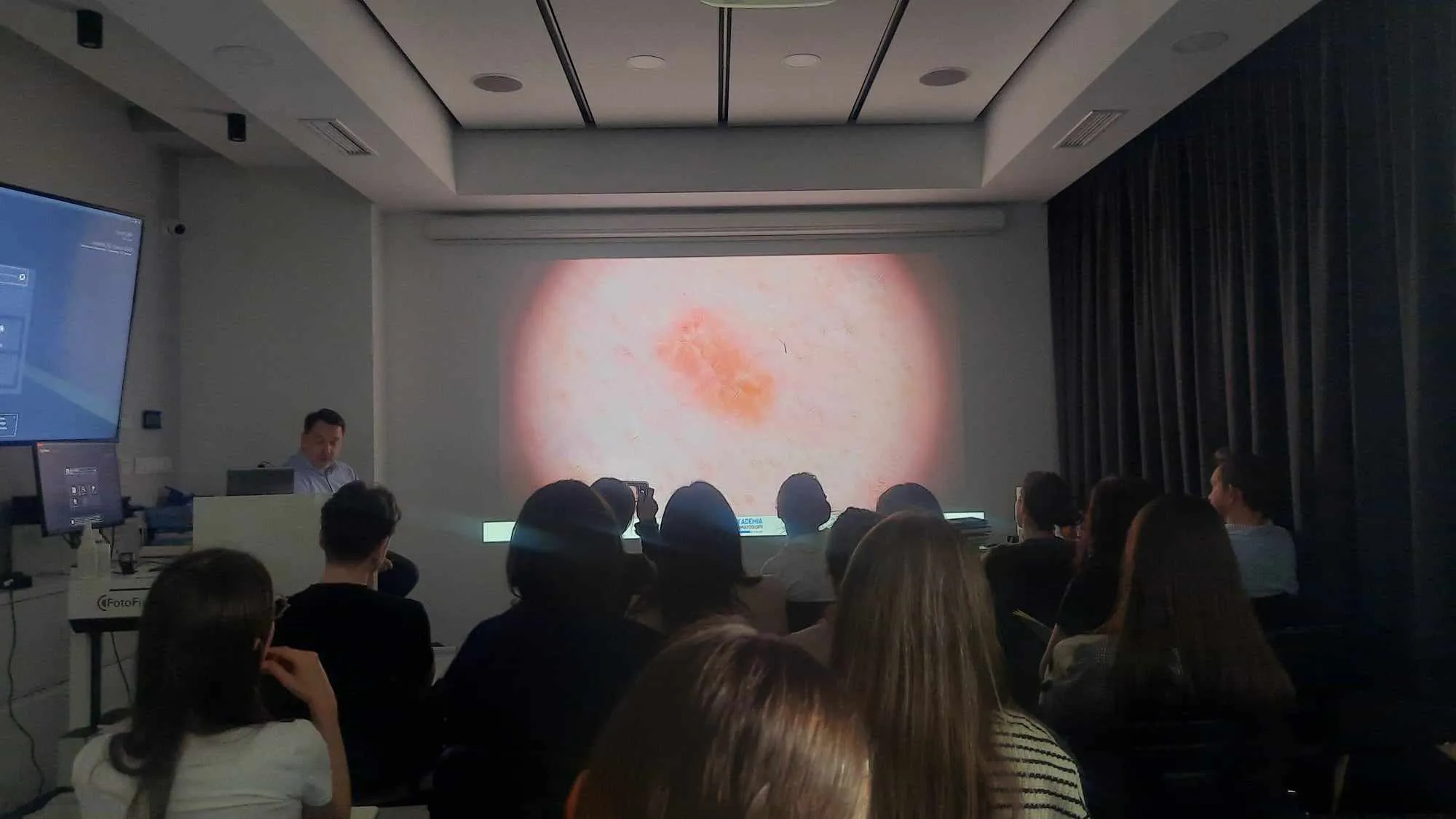 W Akademi Dermatoskopii nie zwalniamy tempa i także w ten piątek i sobotę odbyło się szkolenie dermatoskopowe na poziomie podstawowym!