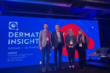 Uczestnicy warsztatu pracują z dermatoskopem nad przypadkami klinicznymi